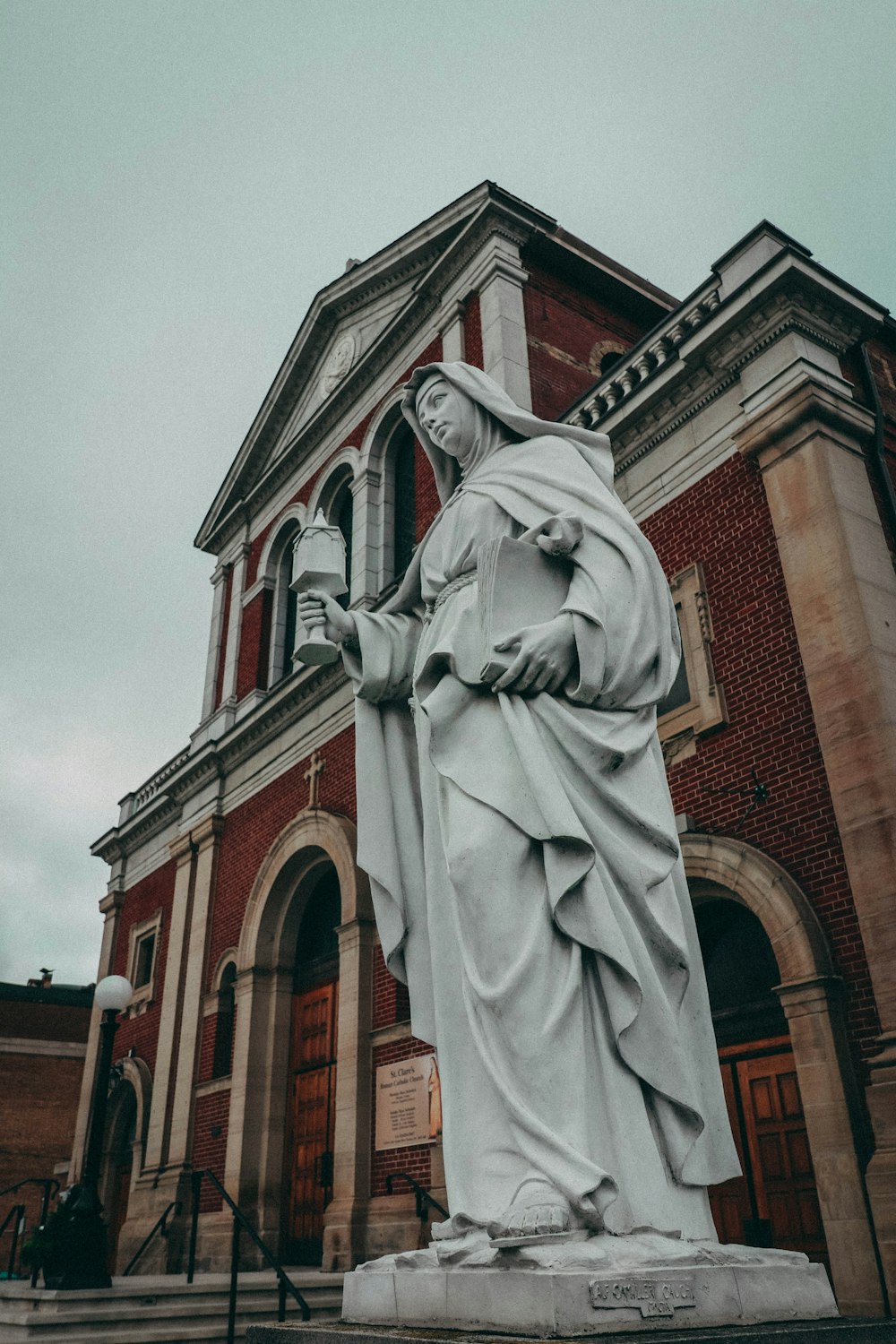 Eine Jesusstatue vor einer Kirche