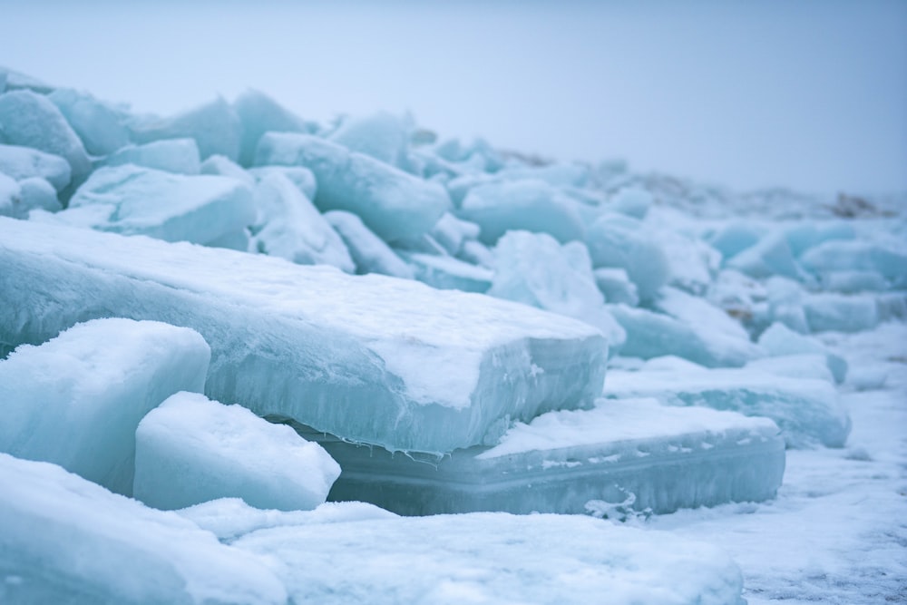 ビーチの上に座っている氷のブロックの山