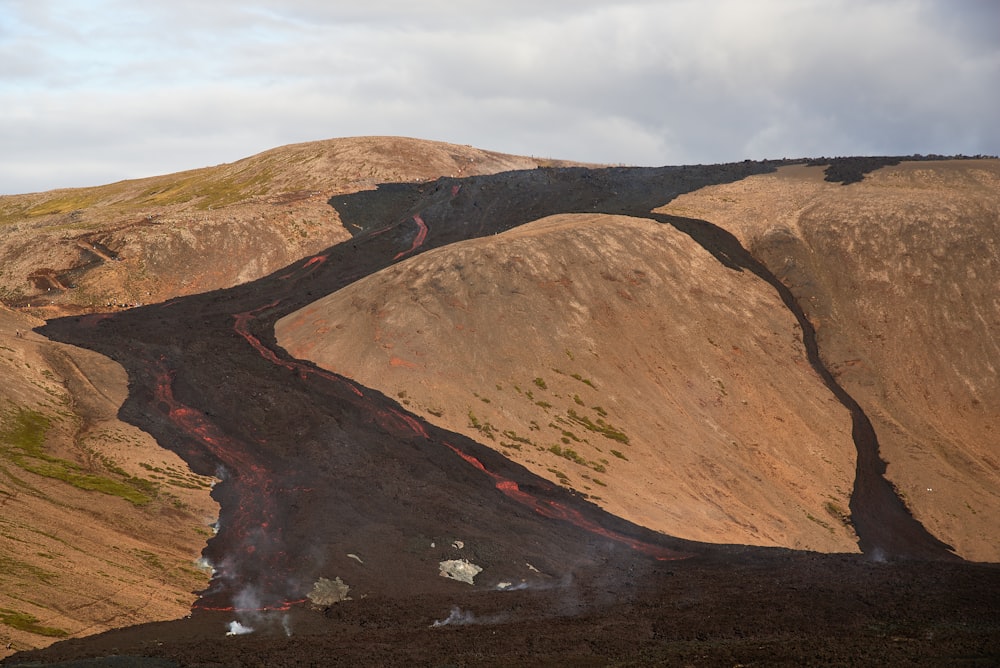 Una montagna molto grande con una strada molto lunga che sale sul suo lato