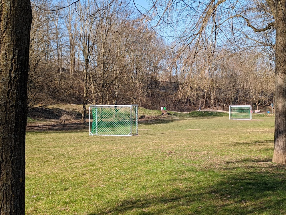 Eine Gruppe von Menschen, die auf einem Feld Fußball spielen