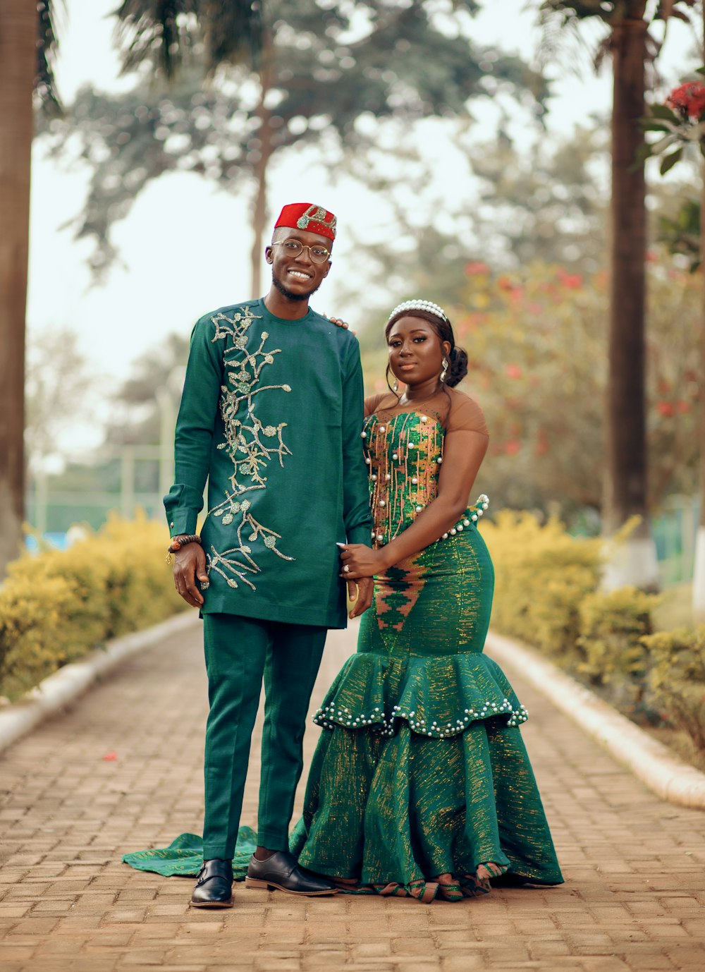 um homem e uma mulher vestidos com roupas africanas tradicionais