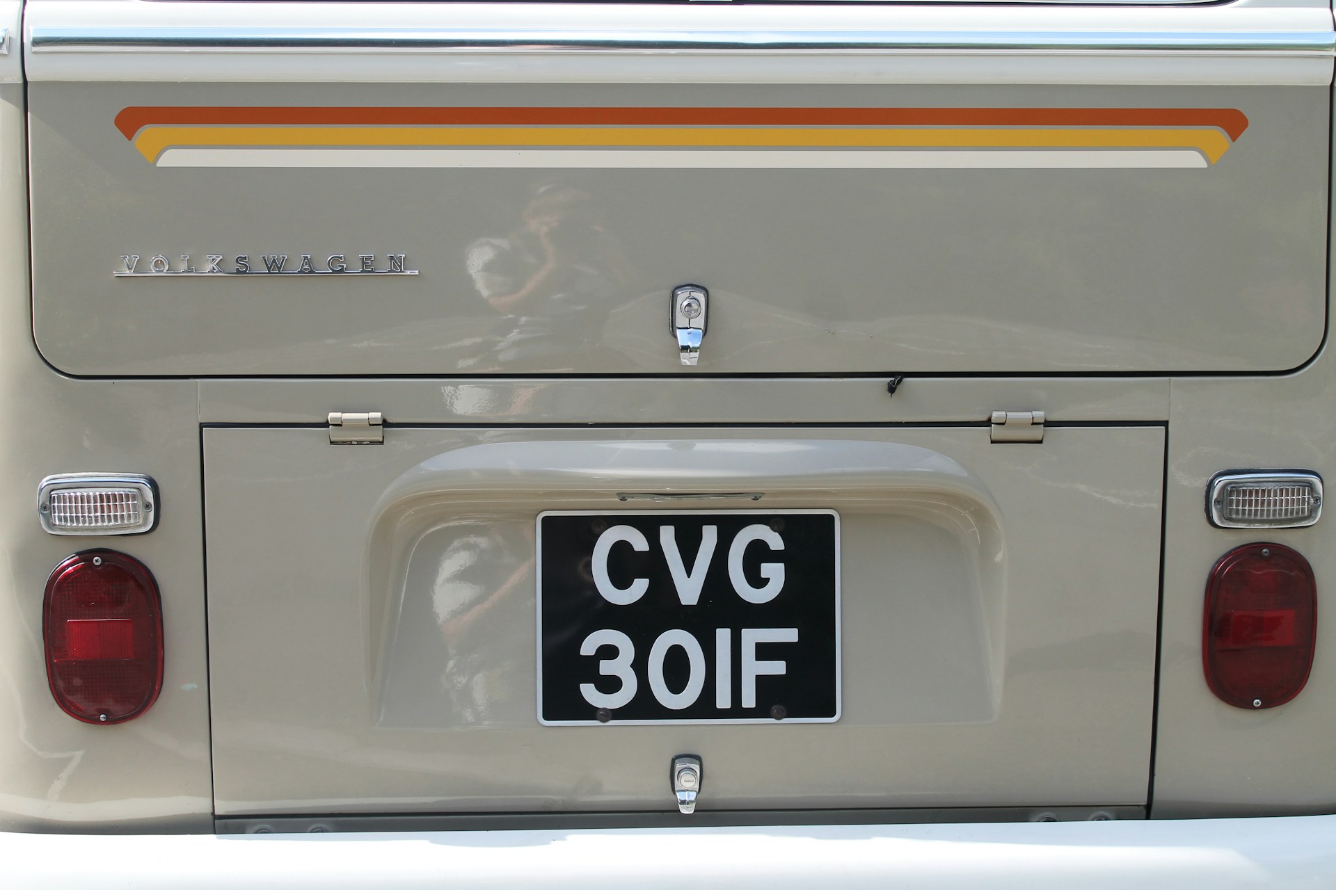 gray computer monitor
