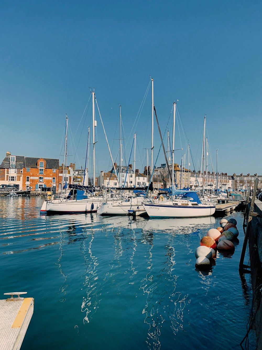 Un port rempli de nombreux bateaux au-dessus de l’eau