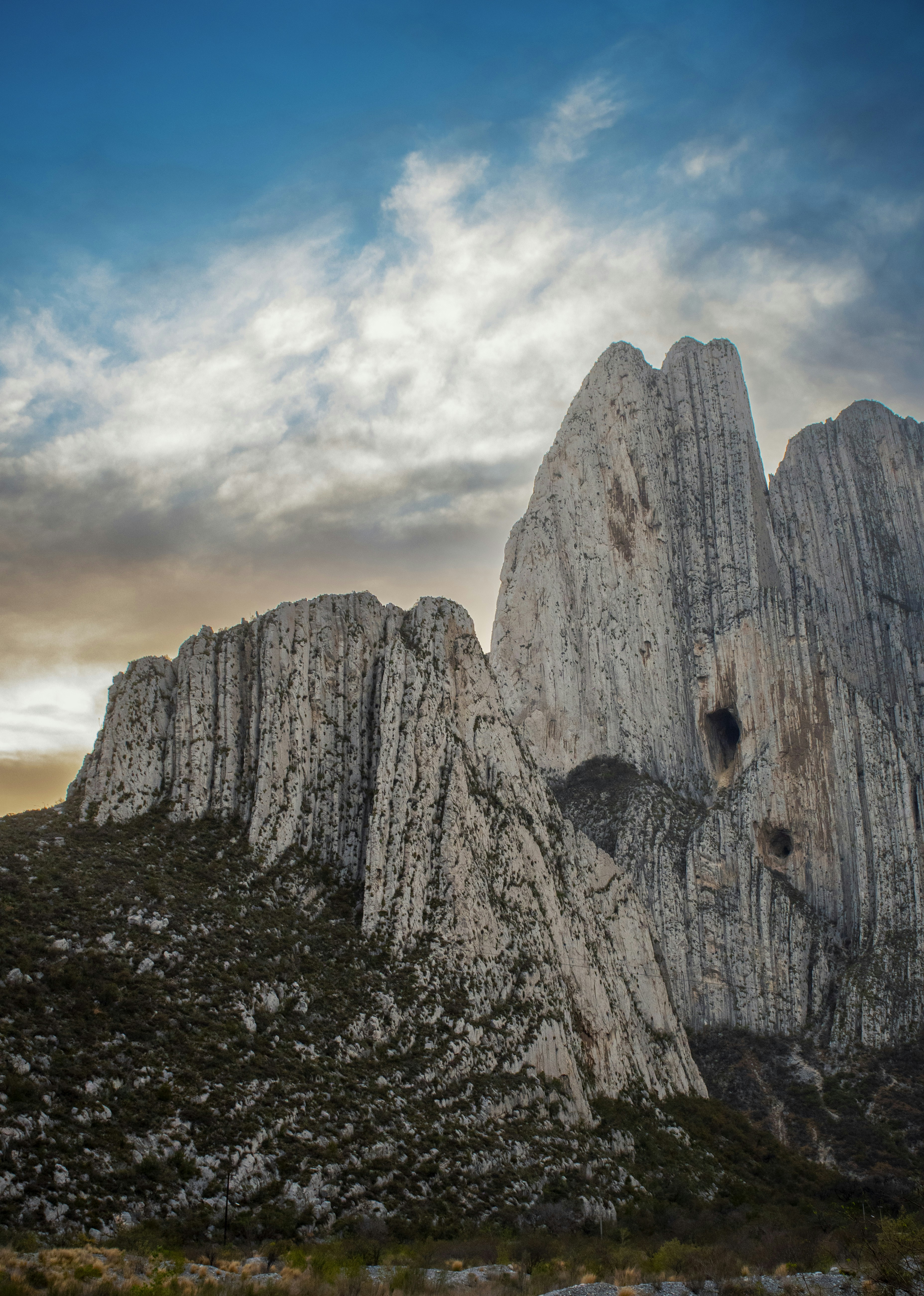 Une montagne rocheuse avec un fond de ciel
