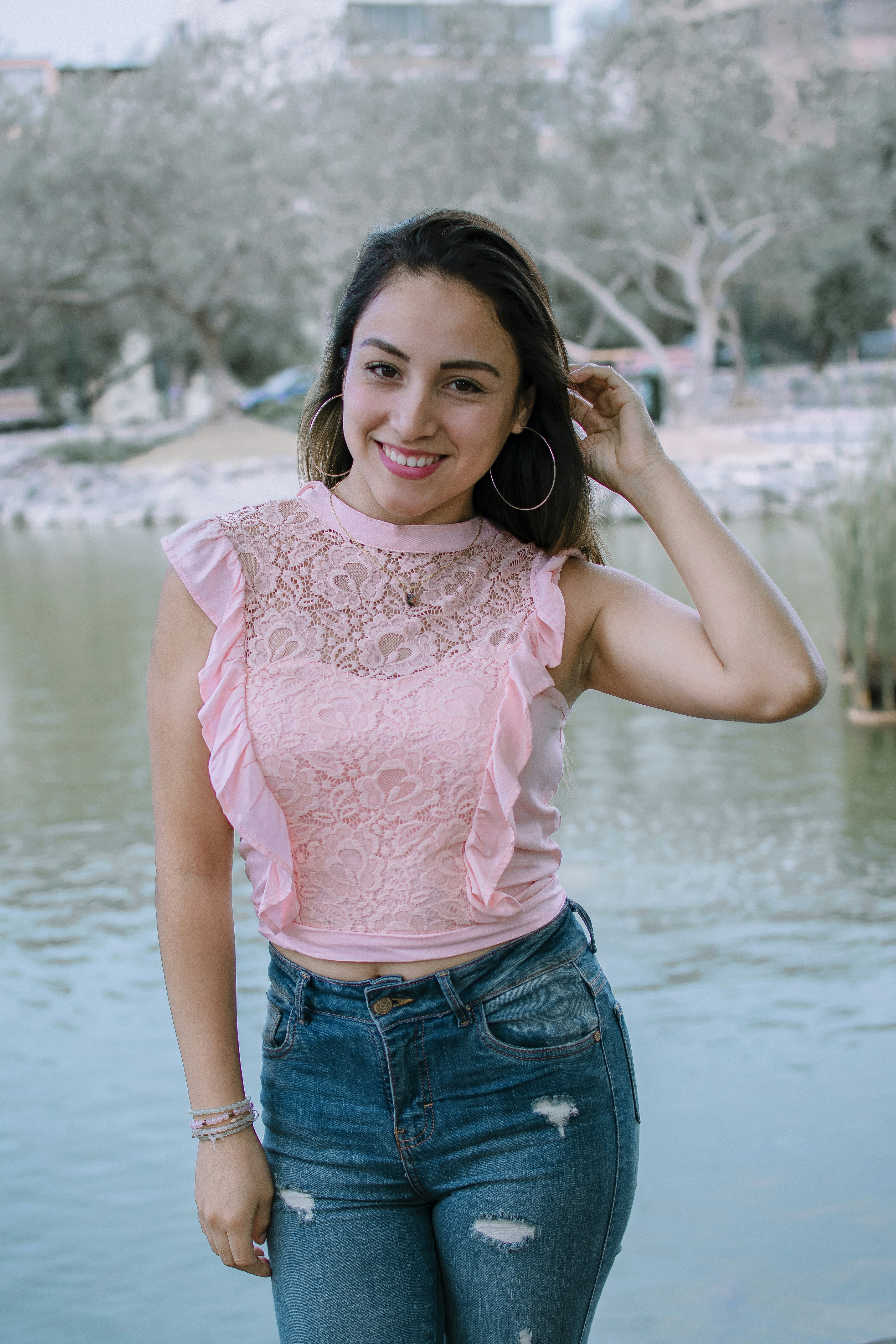 Una mujer parada frente a un cuerpo de agua foto – Imagen de Cuerpo de ...