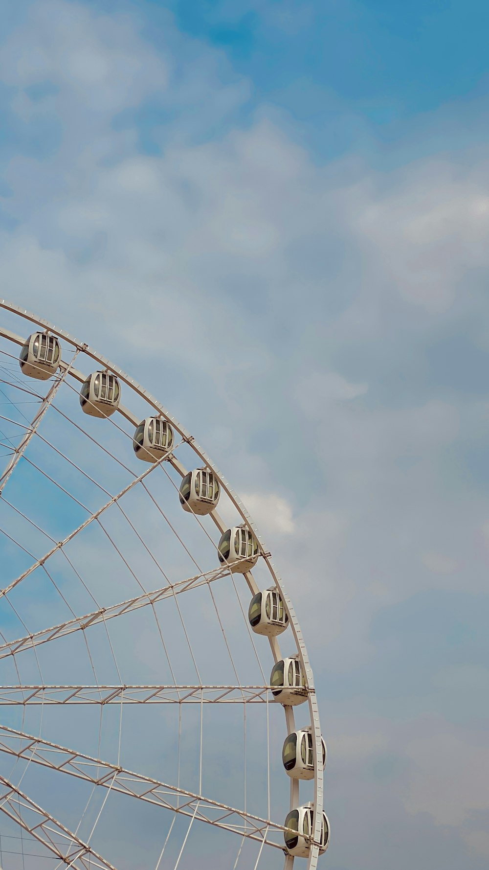 a large ferris wheel on a cloudy day