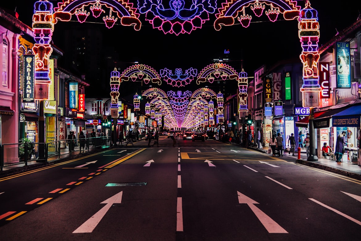 Decorazioni luminose scintillano nella notte a Little India a Singapore