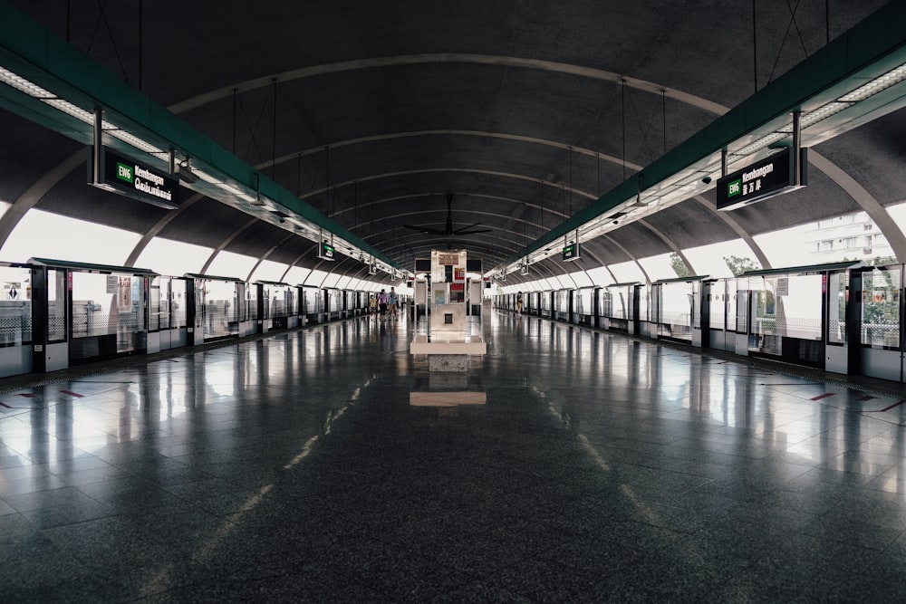 Eine leere U-Bahn-Station ohne Menschen