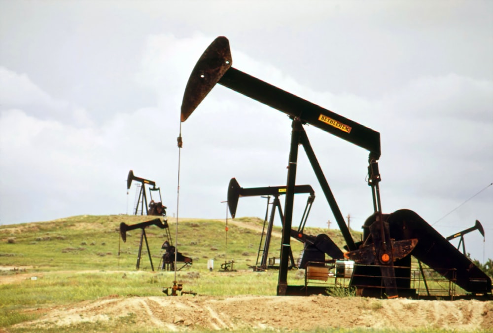 Eine Gruppe von Ölpumpen sitzt auf einem Feld