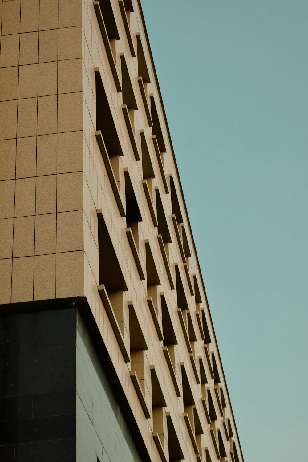 Un edificio alto con un reloj en el costado