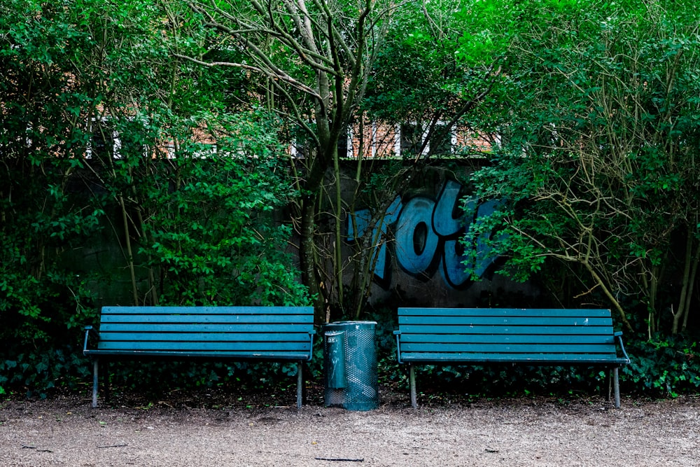 Ein paar blaue Bänke sitzen nebeneinander