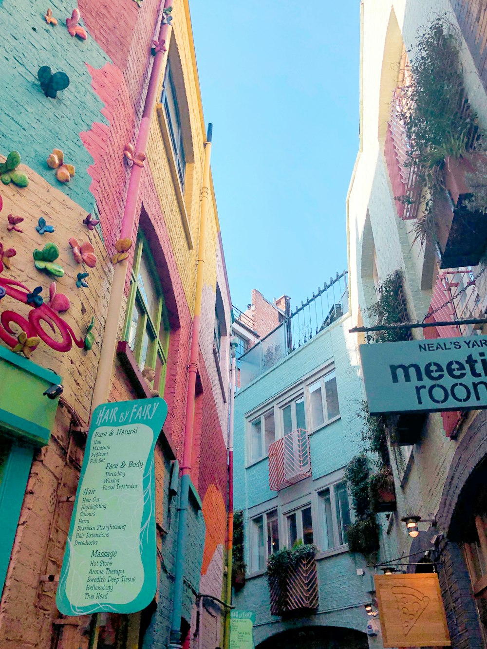 a narrow alleyway with a sign for a meeting room