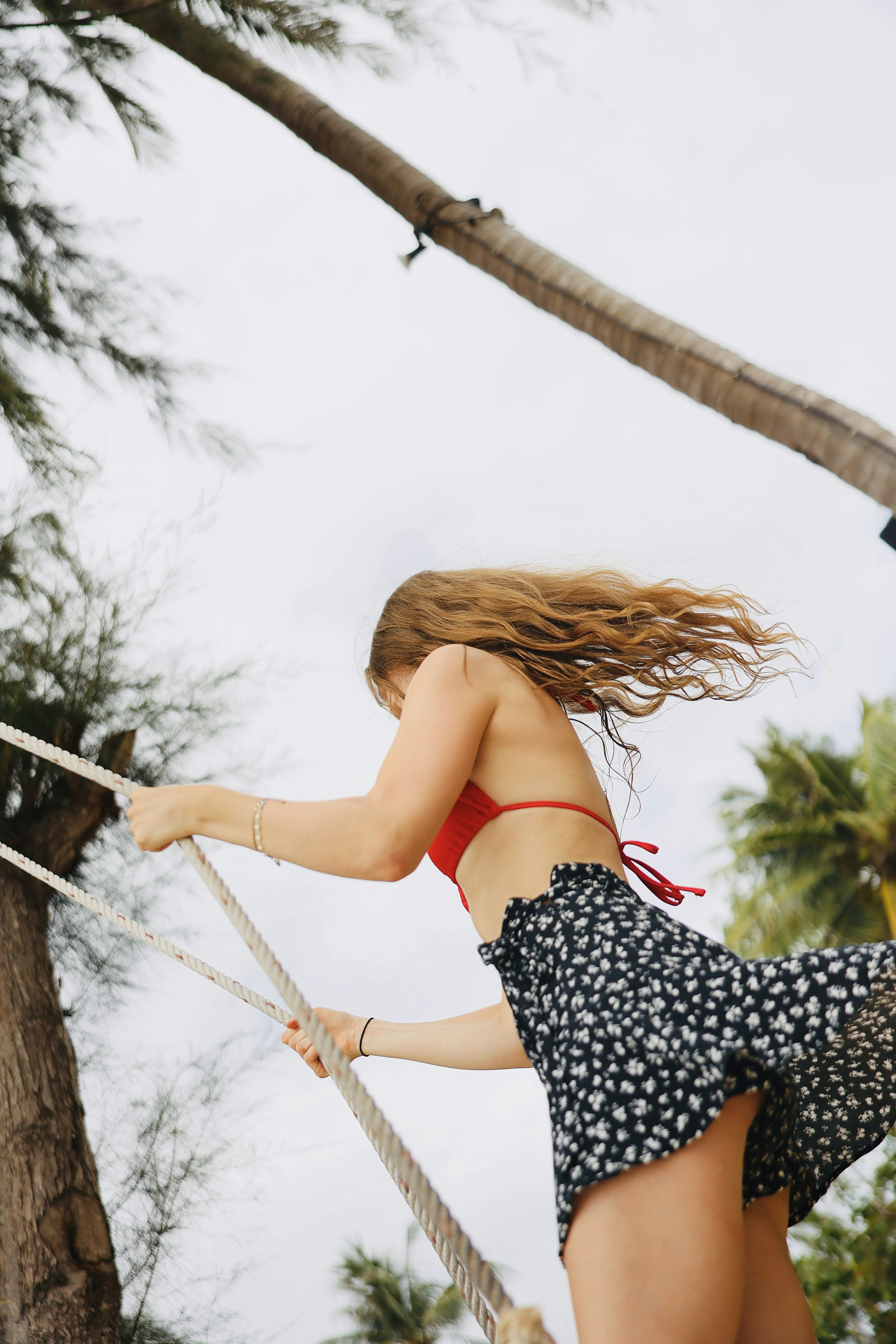 Una donna in bikini è su una corda