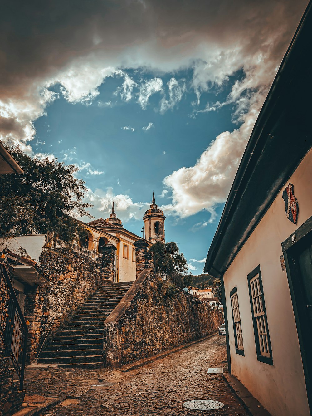 un edificio de piedra con un campanario y una torre del reloj