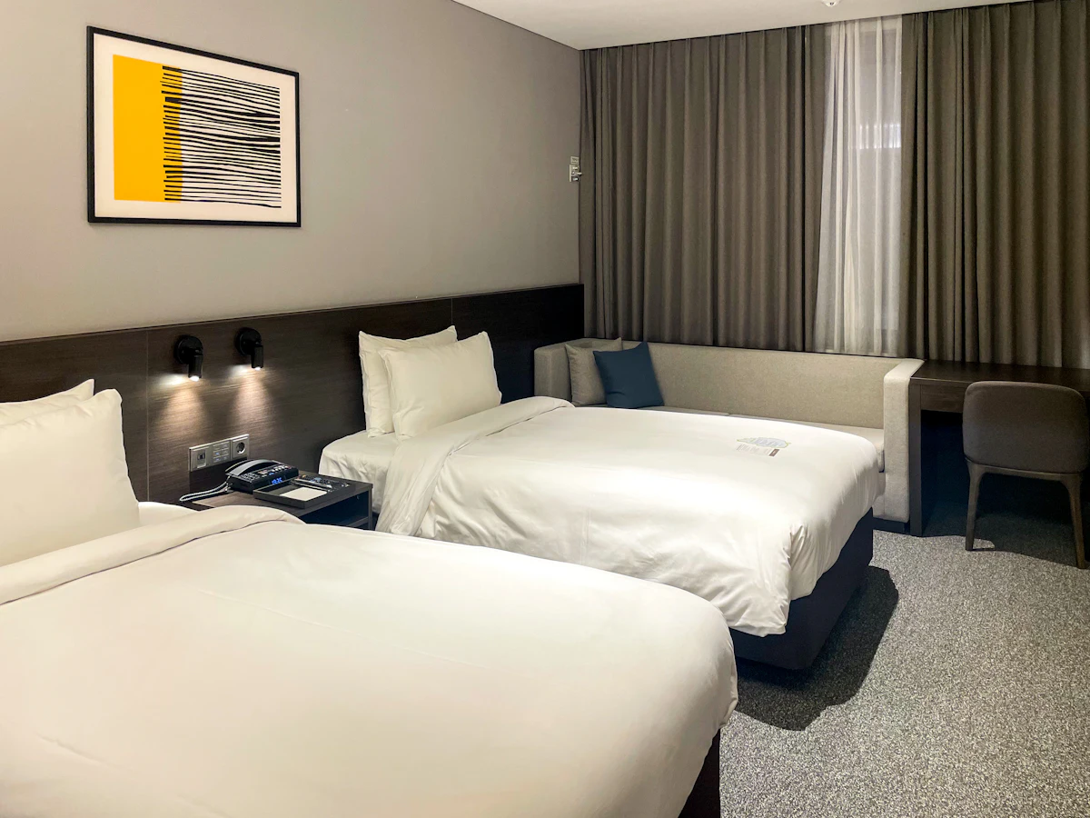 Triposteljne sobe – Cozy Nook Stays