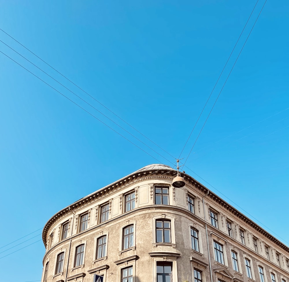 a tall building with lots of windows under a blue sky