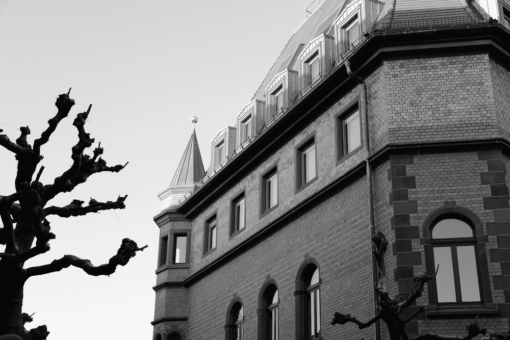 une photo en noir et blanc d’un bâtiment avec une tour de l’horloge