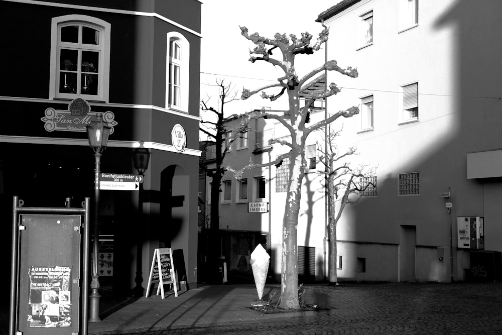 Une photo en noir et blanc d’une rue de la ville