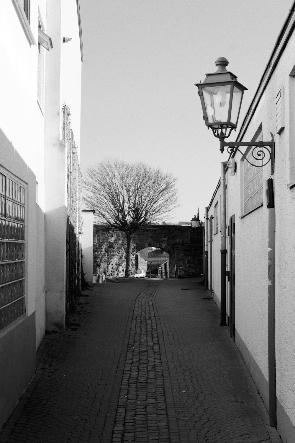 Une photo en noir et blanc d’une rue pavée