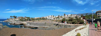Paseo marítimo y costa del sur de Tenerife en un día soleado