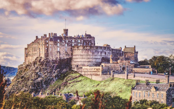 El Castillo de Edimburgo sobre la roca volcánica