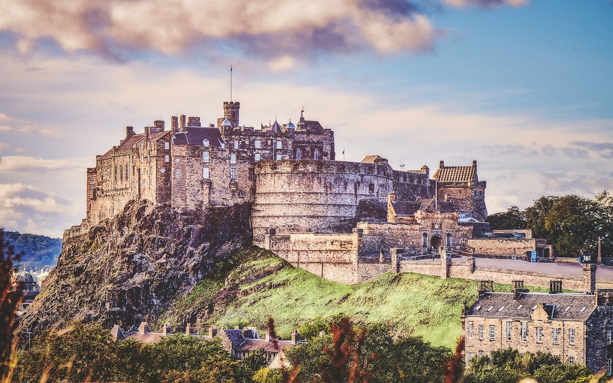 El Castillo de Edimburgo sobre la roca volcánica
