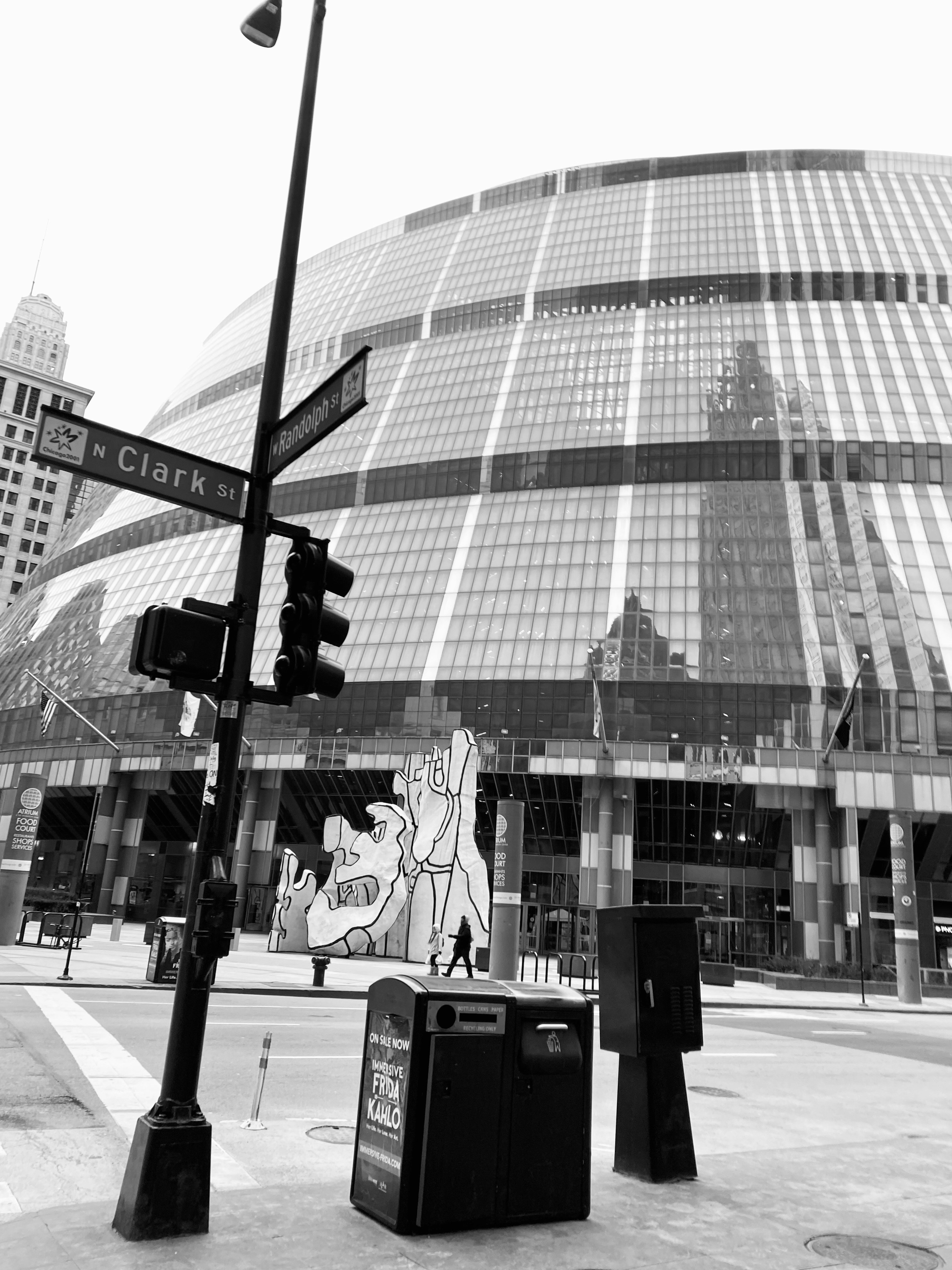 Una foto in bianco e nero di un grande edificio