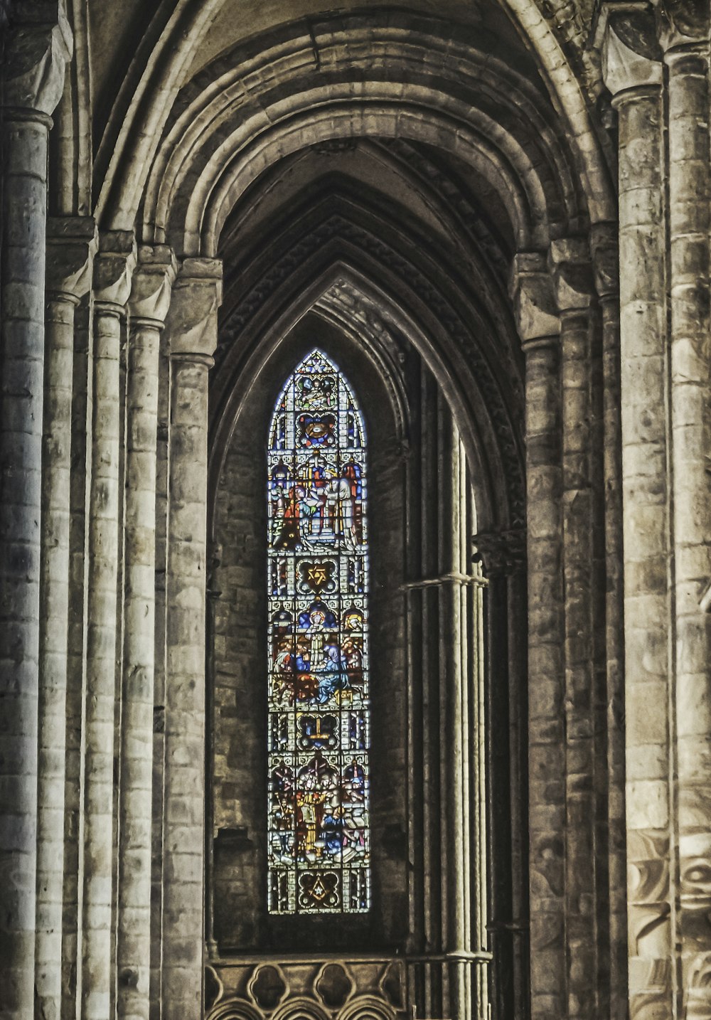 eine Kathedrale mit einem großen Buntglasfenster