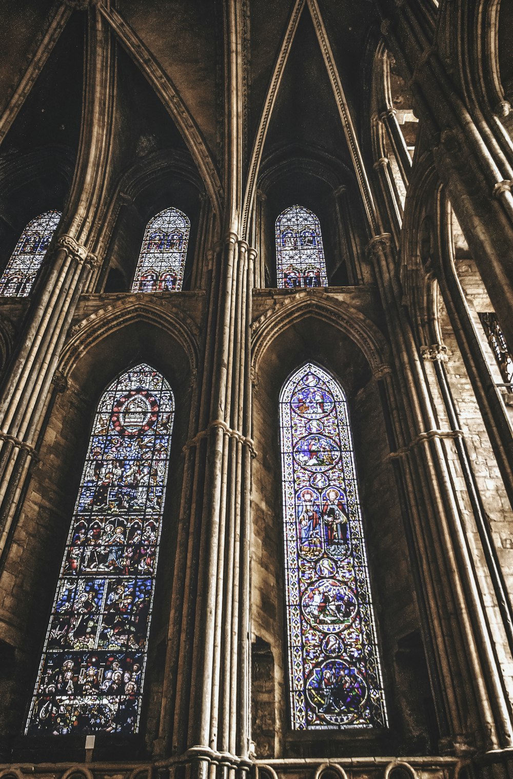 uma grande catedral com vitrais dentro dela