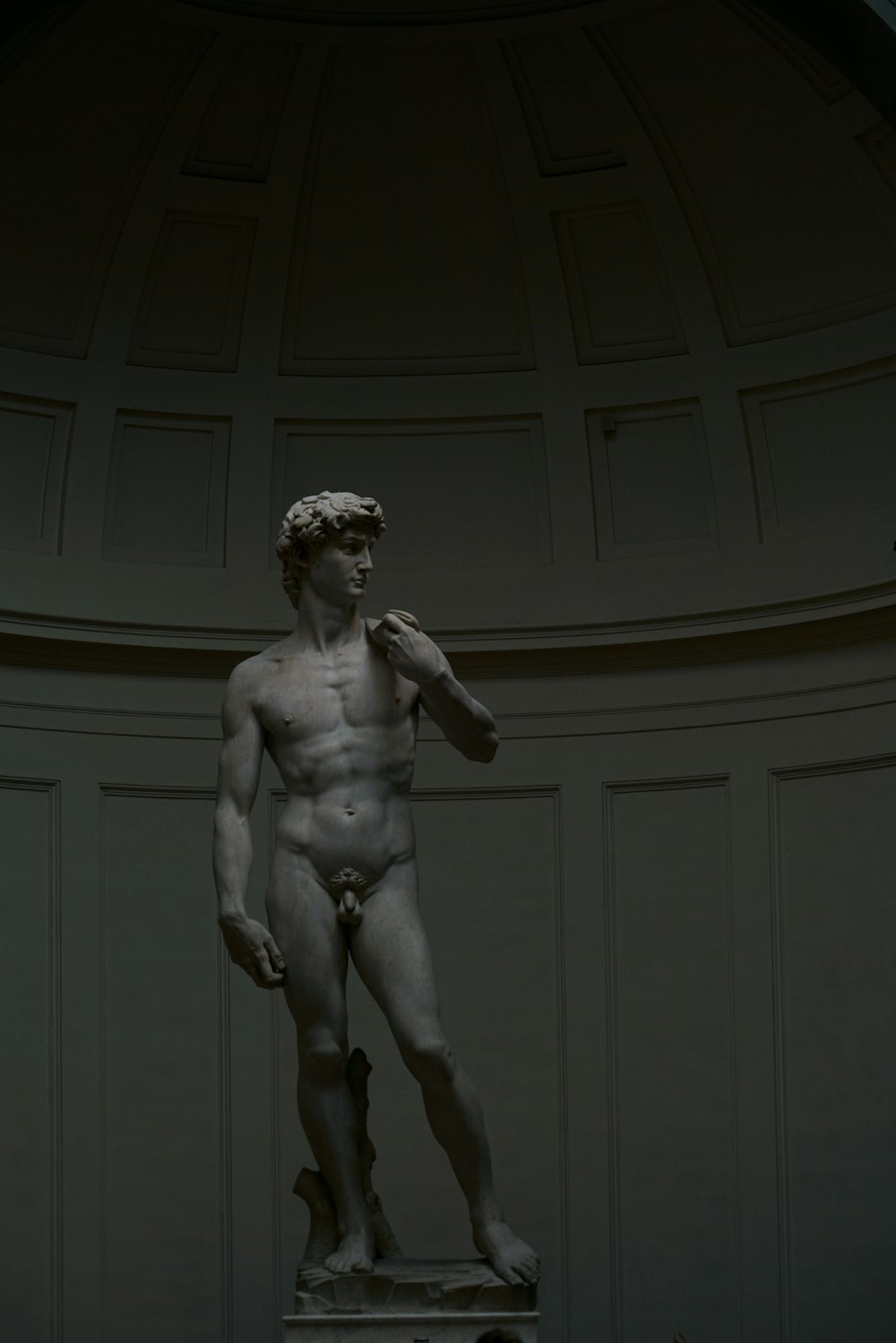 Una estatua de un hombre sin camisa