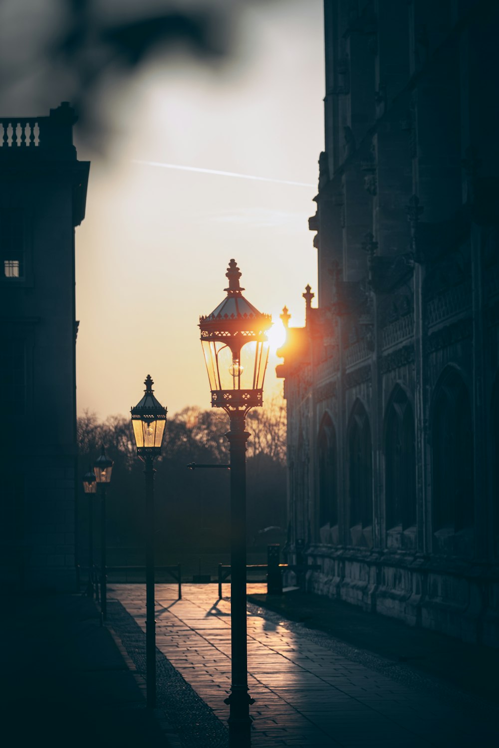 uma luz de rua sentada ao lado de um edifício alto