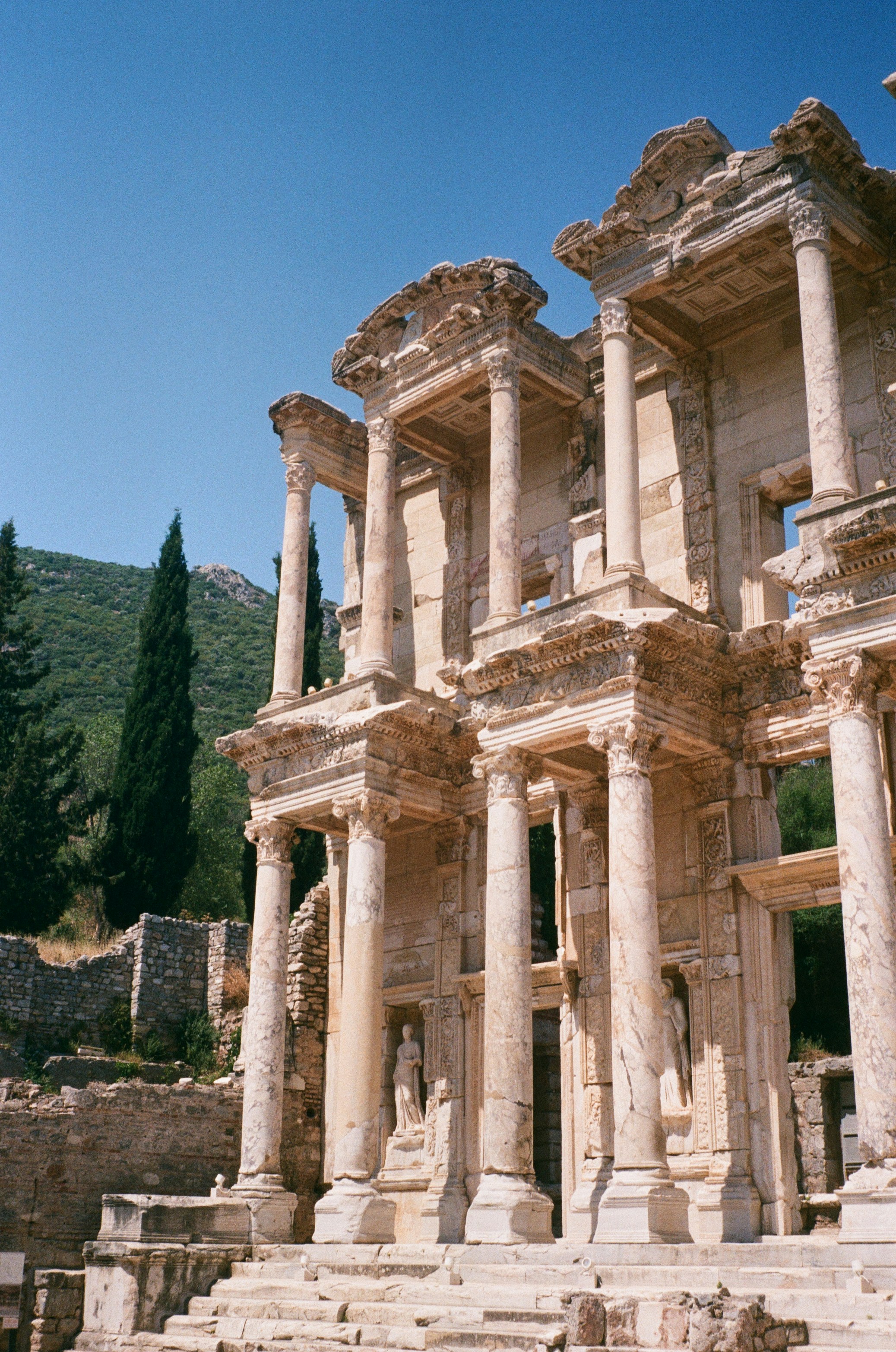 a large building with many columns and pillars