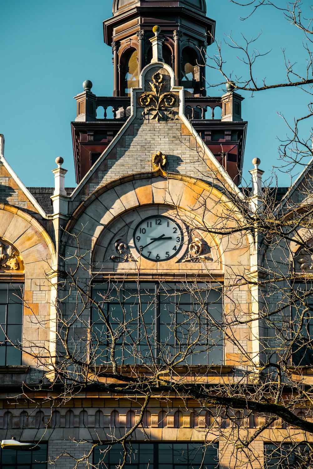 ein großes Gebäude mit einer Uhr an der Vorderseite