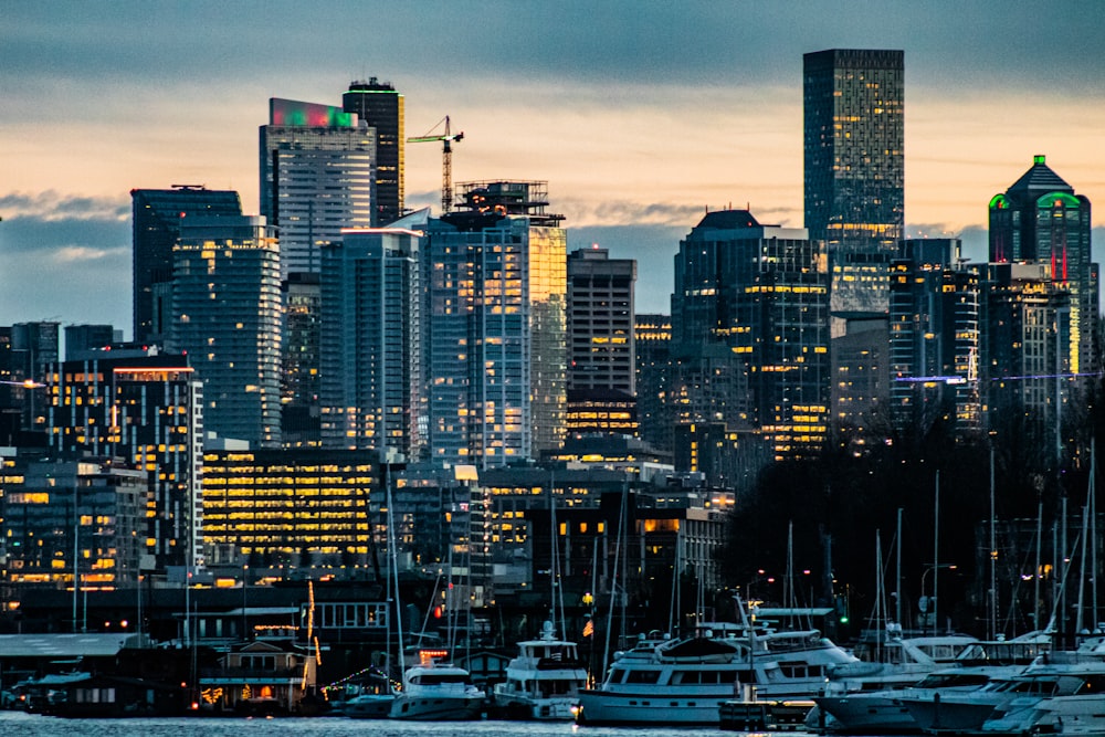 Uno skyline della città di notte con le barche in acqua