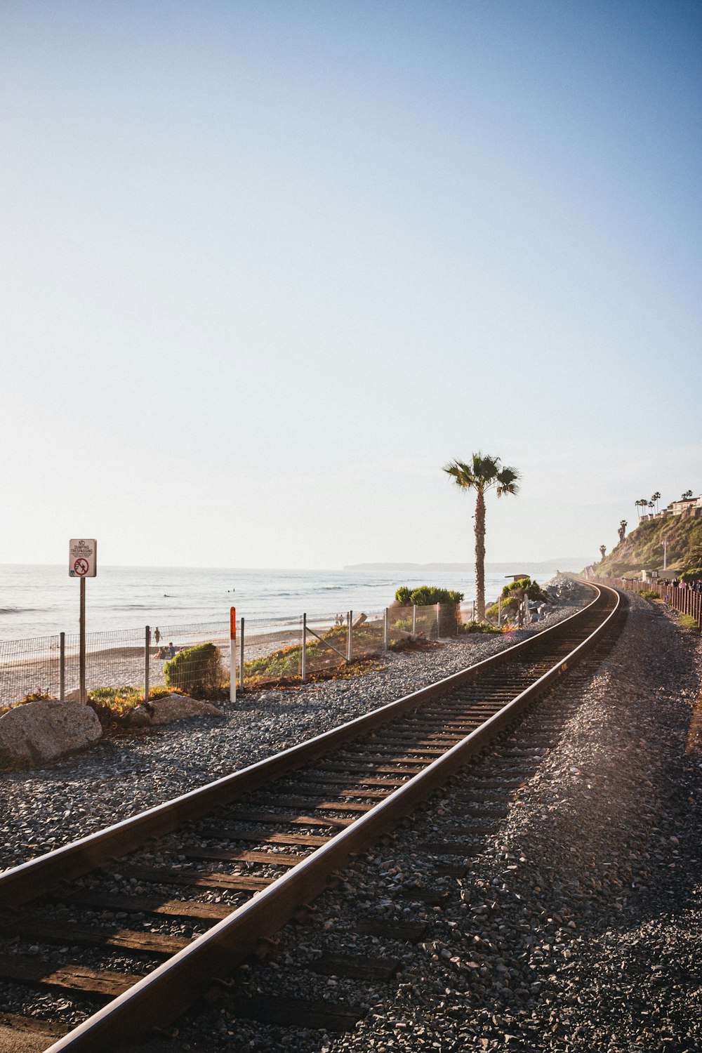 un tren que viaja por las vías del tren