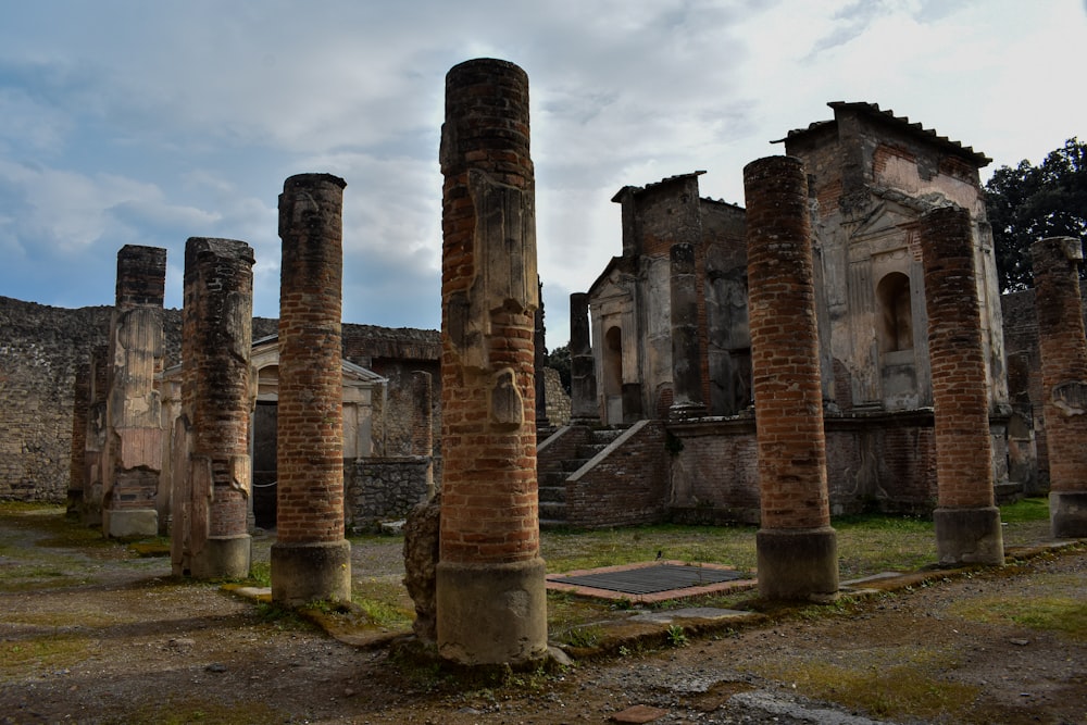 the ruins of a large building with a sky background