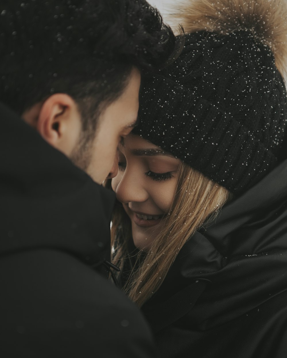 um homem e uma mulher estão sorrindo juntos