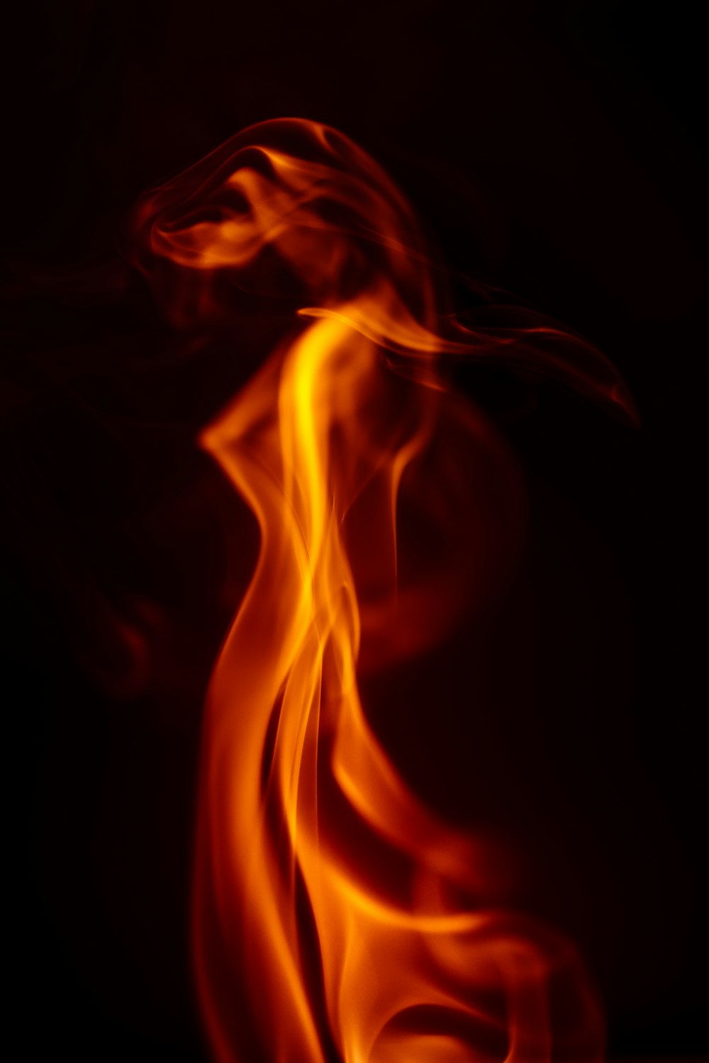 Una foto borrosa de un incendio sobre un fondo negro
