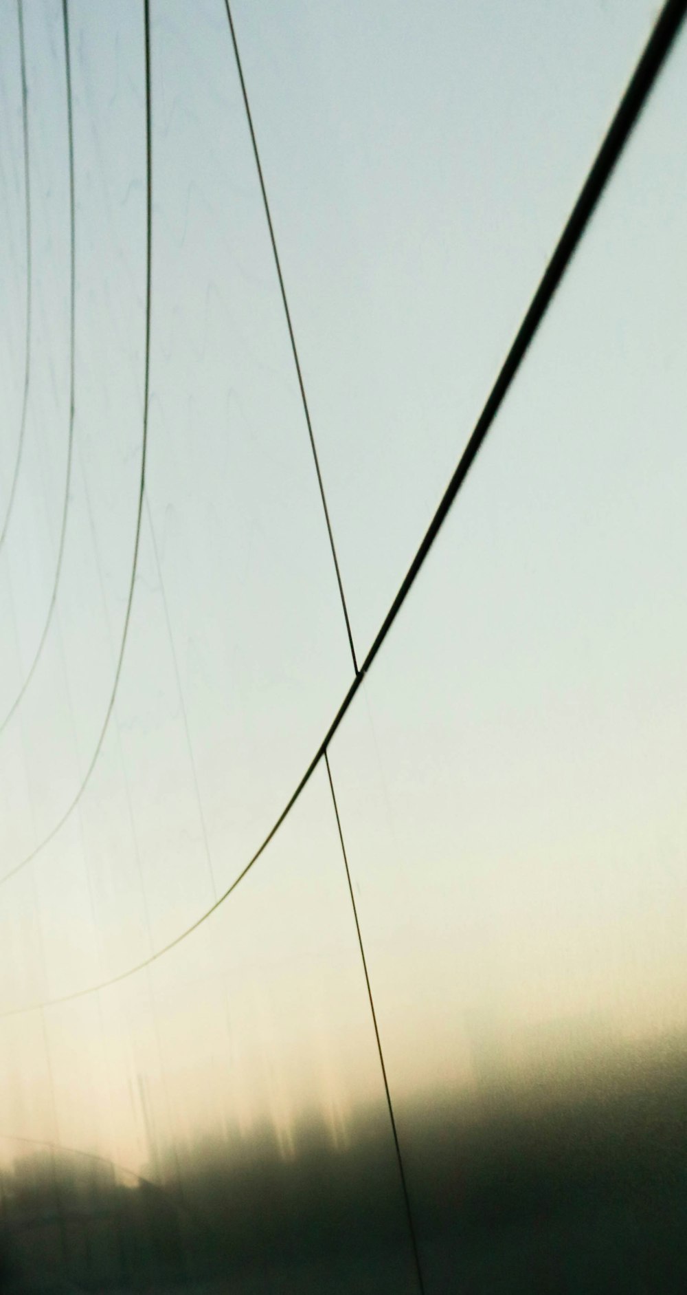 Una foto borrosa de un poste telefónico y cables