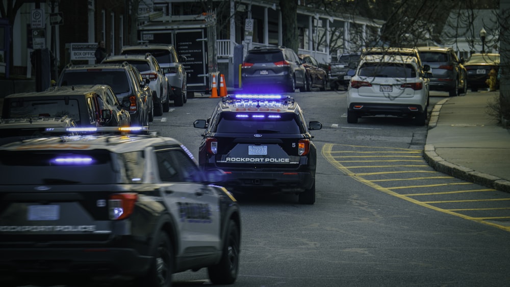 un'auto della polizia parcheggiata sul ciglio di una strada