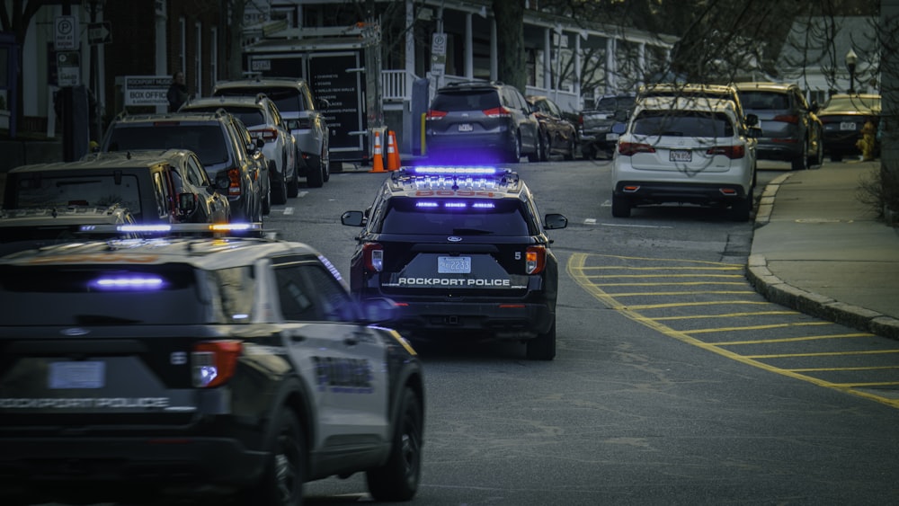 Un coche de policía estacionado al costado de una carretera