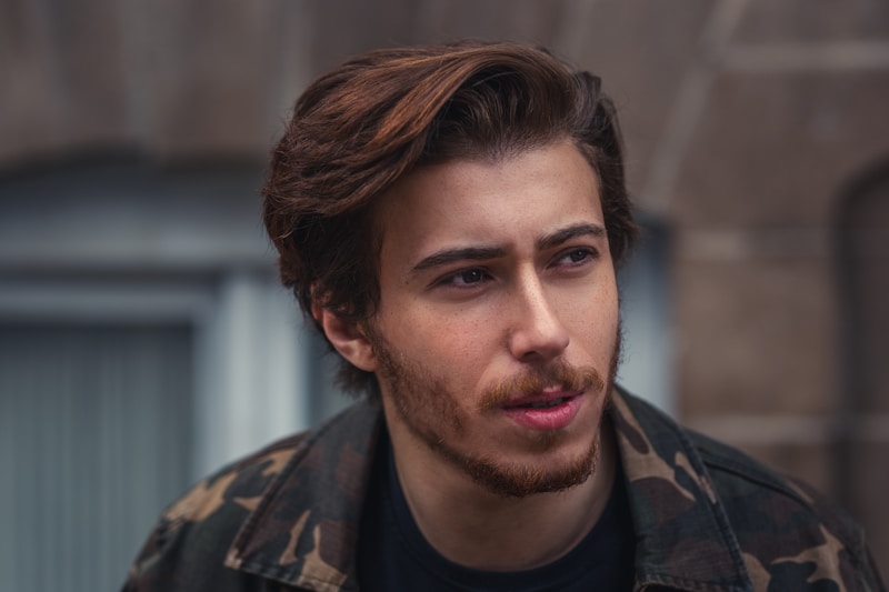 Şehir sokaklarında şık montlu adam