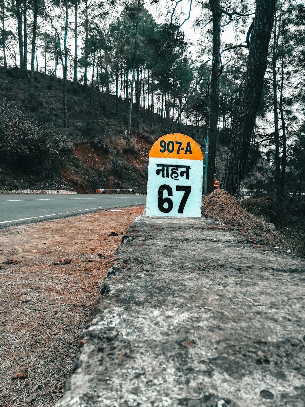 Un cartello sul lato di una strada che dice AT09