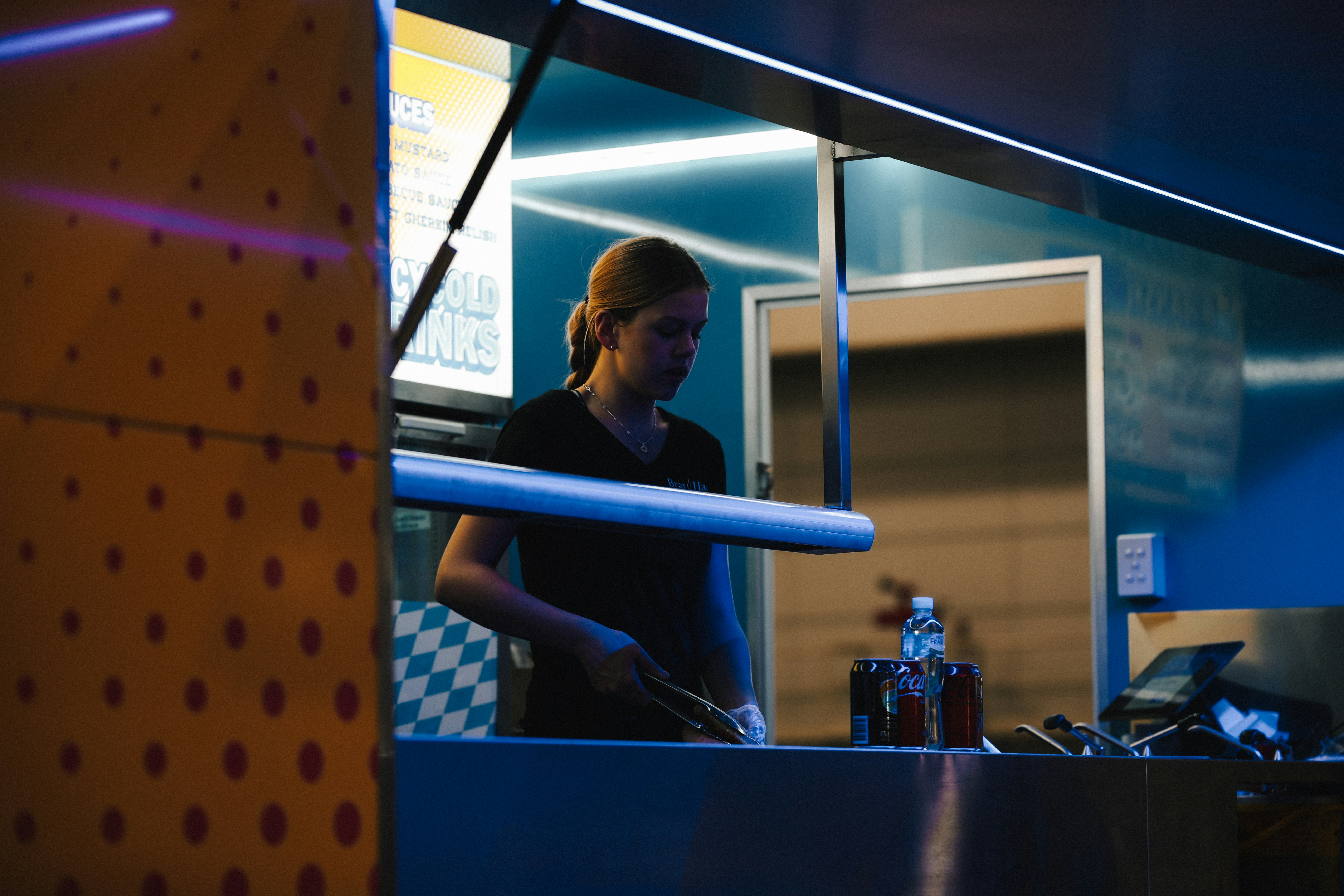 uma mulher em pé em um balcão em um restaurante