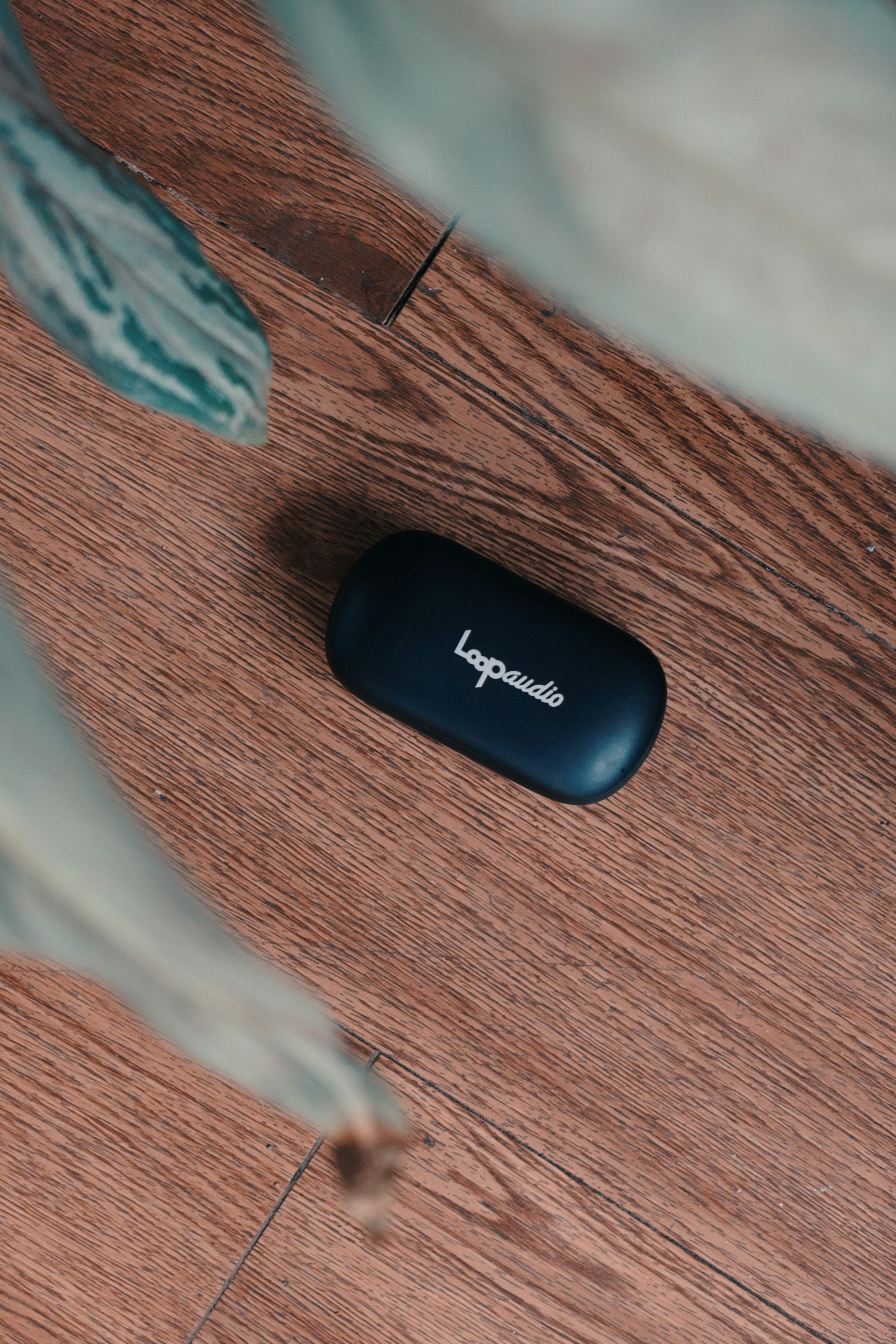 eine Computermaus, die auf einem Holztisch sitzt