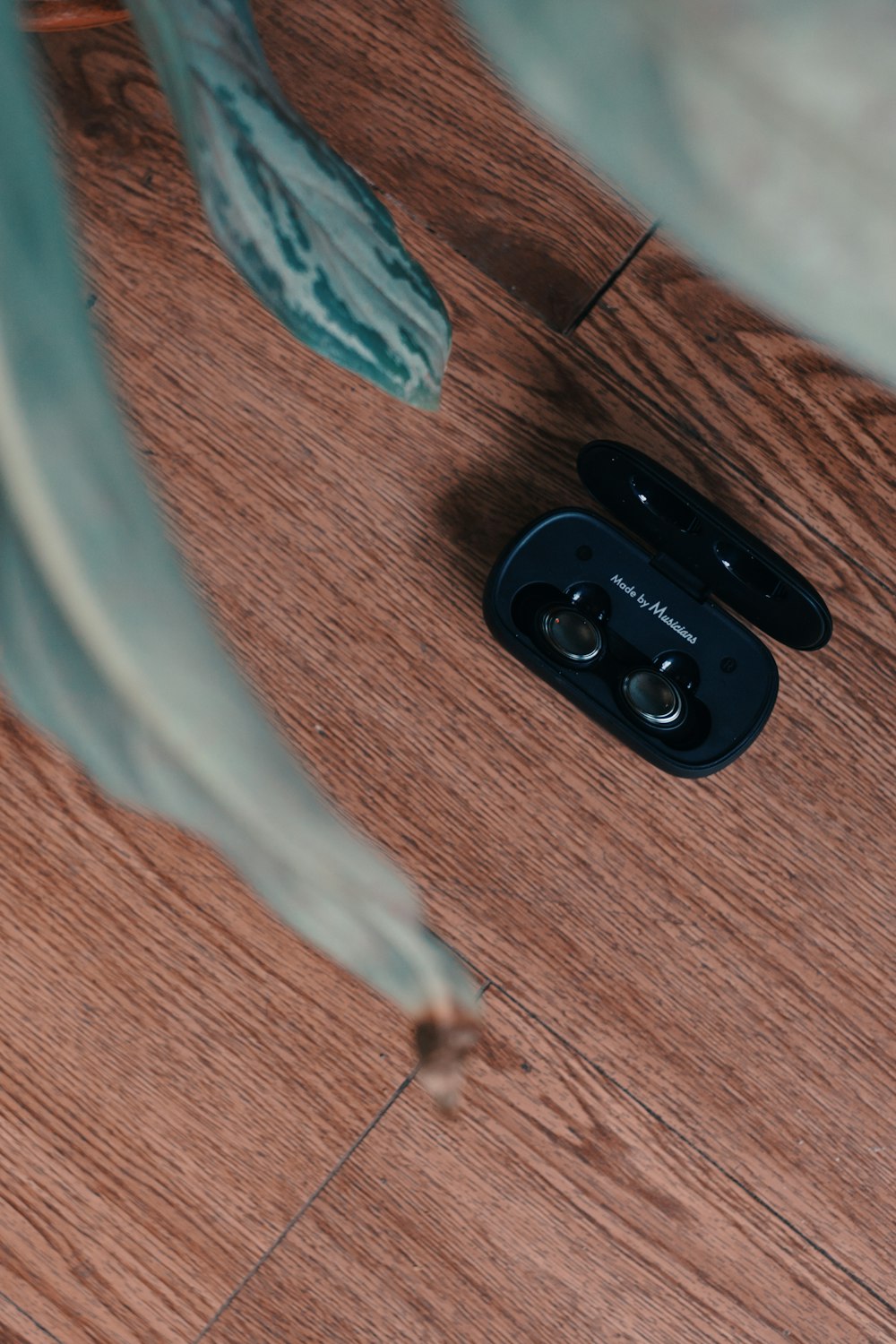 Un primo piano di un telefono cellulare su un pavimento di legno