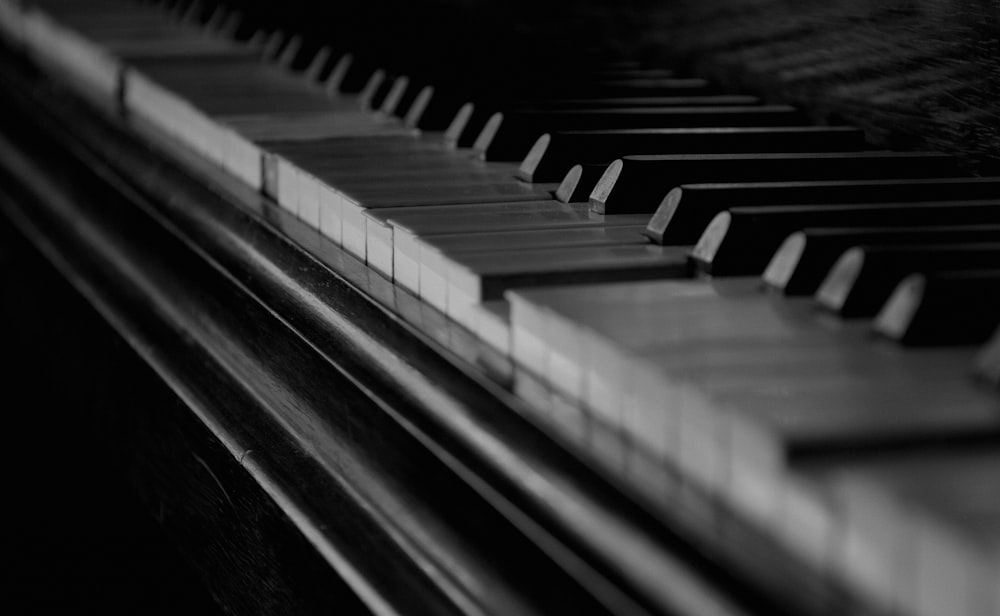 a black and white photo of a piano