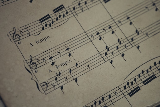 partitura musical con notas musicales