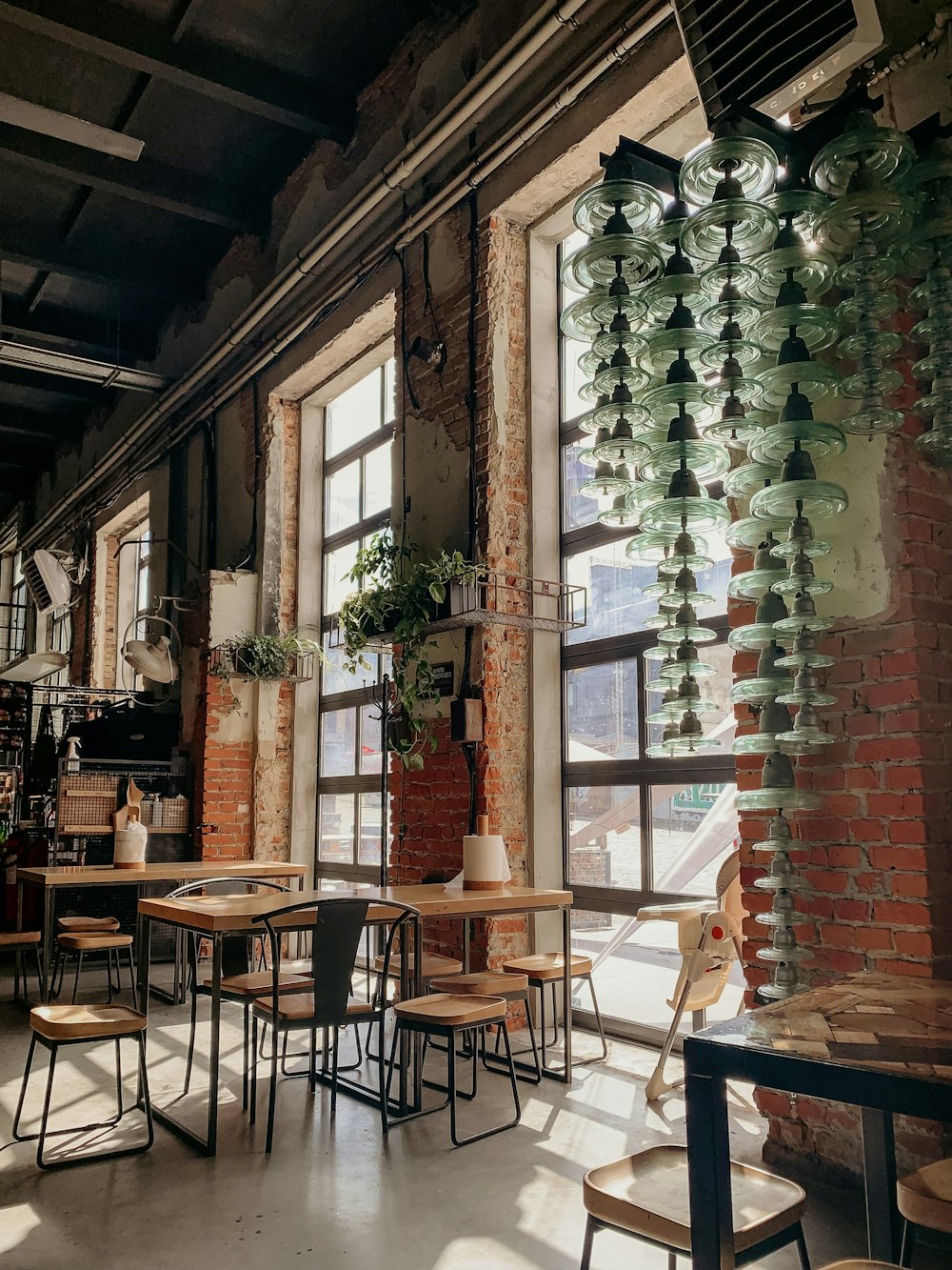 a room filled with lots of tables and chairs