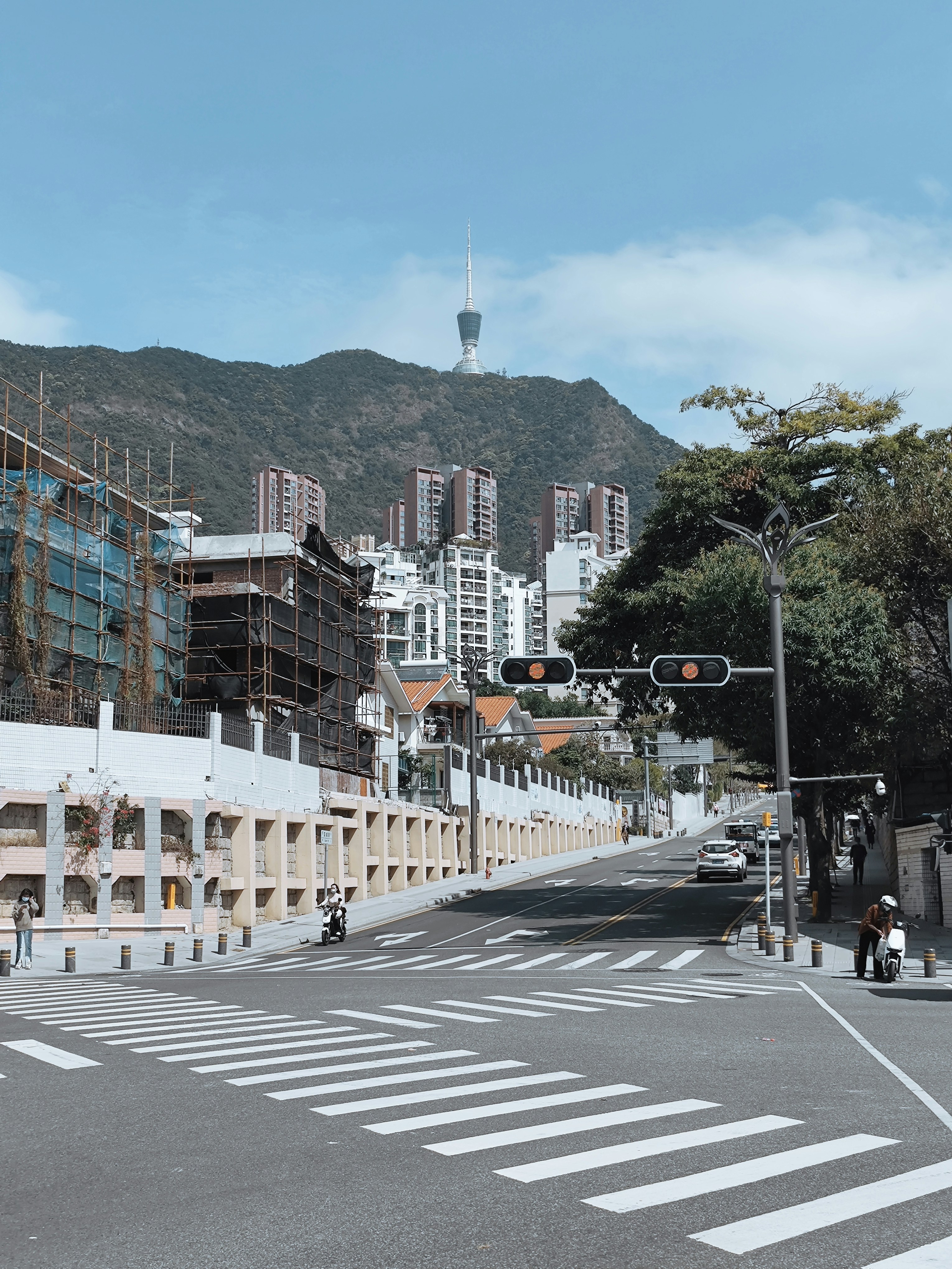 건설중인 건물이 많은 도시 거리